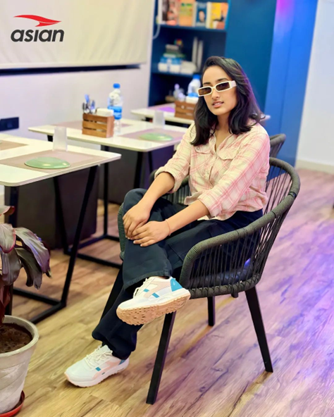 lightweight sporty sneakers for woman