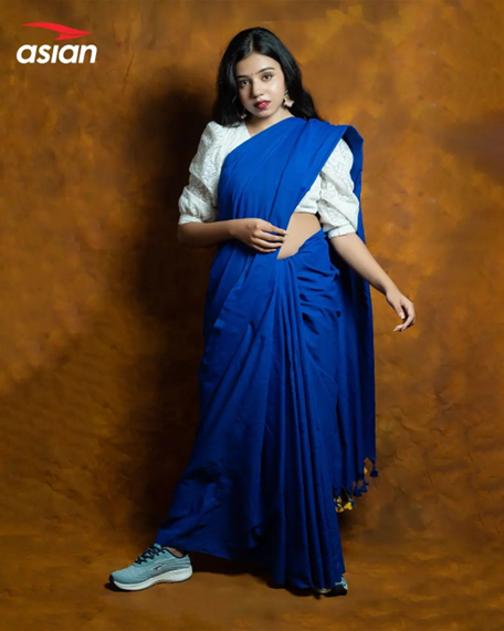 woman wearing lightweight sneakers